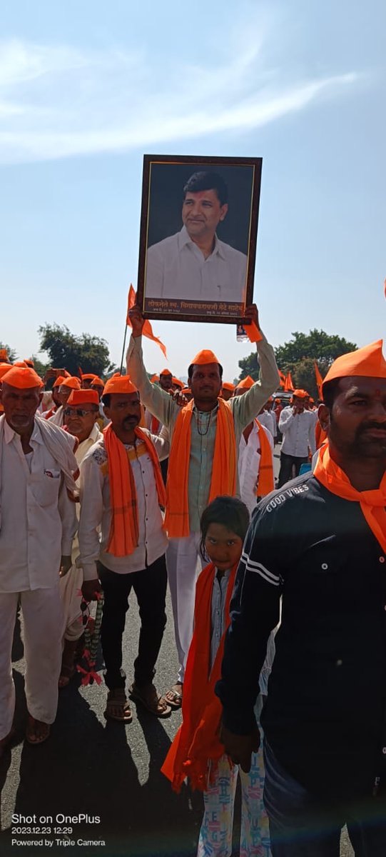 vinayakmete's tweet photo. हातात तुझ्या पूर्वजांची राख मराठा, 
दिल्लीच्या तख्तालाही तुझा धाक मराठा, 
डरकाळी फोडुनी सांग जगाला, 
एकटा नव्हे मी
एक मराठा लाख मराठा.! 🚩

#VinayakMete #metesaheb #rememberingvinayakmete #marathaaarakshan #MarathaReservation #Beed https://t.co/dqBr0RSSVi
