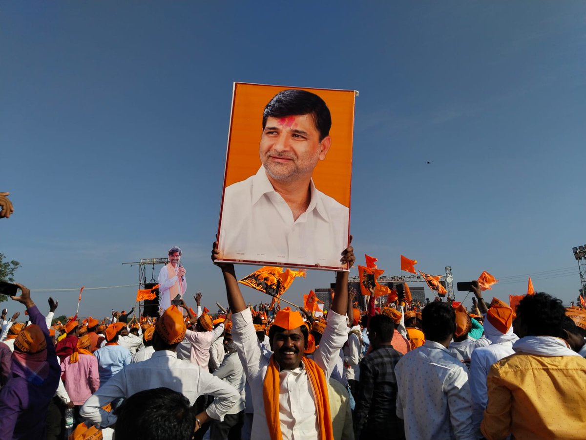 vinayakmete's tweet photo. हातात तुझ्या पूर्वजांची राख मराठा, 
दिल्लीच्या तख्तालाही तुझा धाक मराठा, 
डरकाळी फोडुनी सांग जगाला, 
एकटा नव्हे मी
एक मराठा लाख मराठा.! 🚩

#VinayakMete #metesaheb #rememberingvinayakmete #marathaaarakshan #MarathaReservation #Beed https://t.co/dqBr0RSSVi