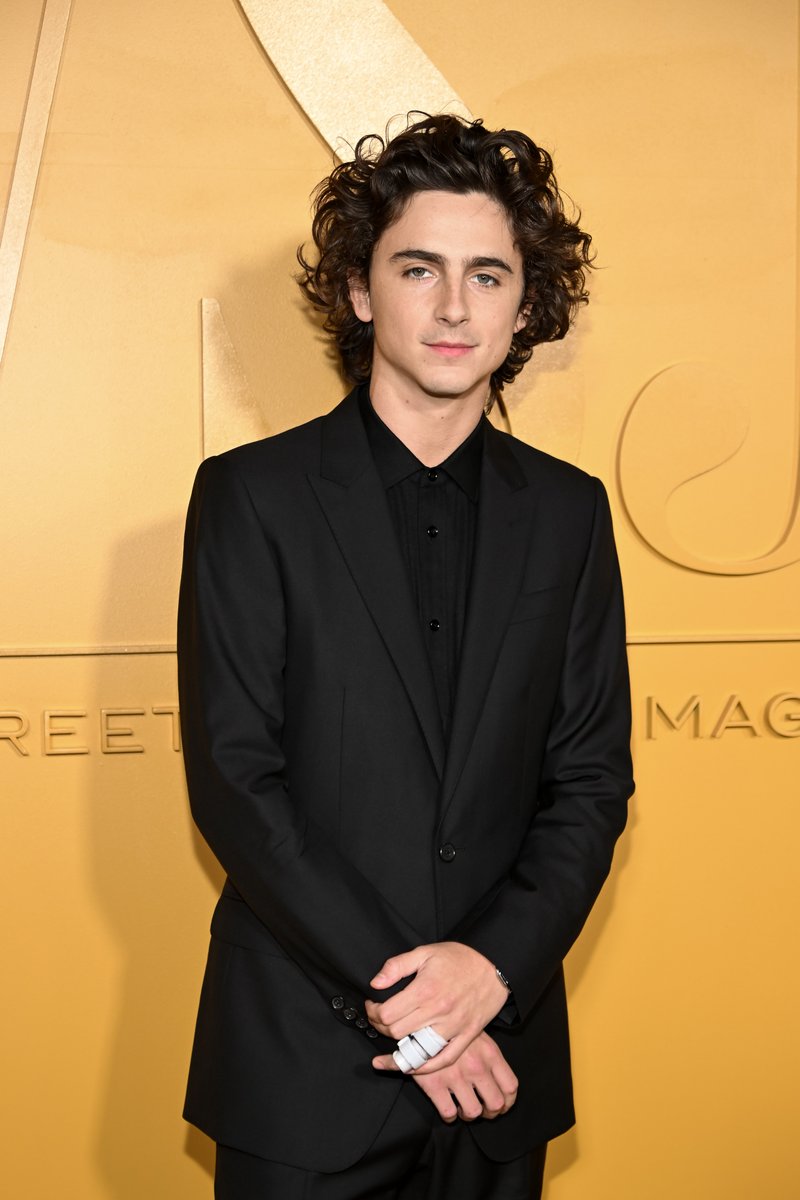 viewsfrance's tweet photo. Timothée Chalamet a été élu homme le mieux habillé de l’année 2023 dans un sondage réalisé par GQ. https://t.co/pouWrcX7xa
