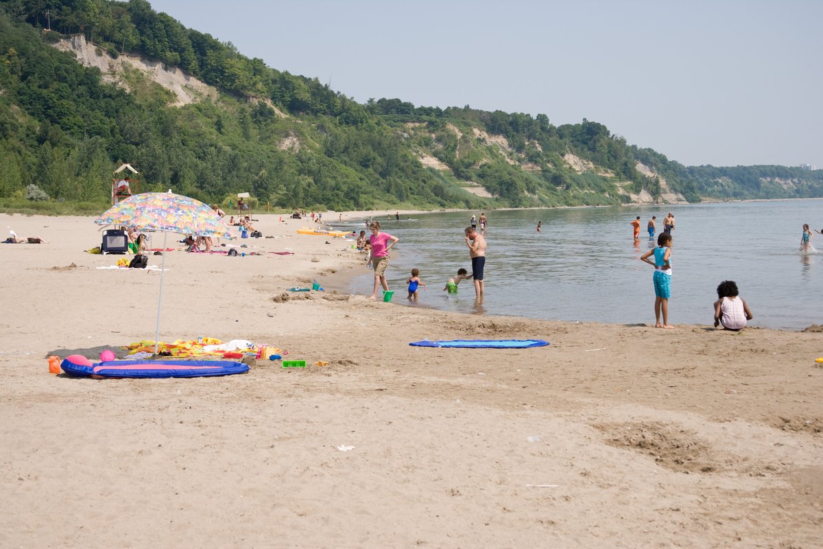 Be safe & avoid swimming in the lake during & after heavy rainfall for at least 48 hours. There may be higher bacteria levels in the water from stormwater runoff & sewage overflow. Check water quality before going for a dip toronto.ca/combined-sewer…