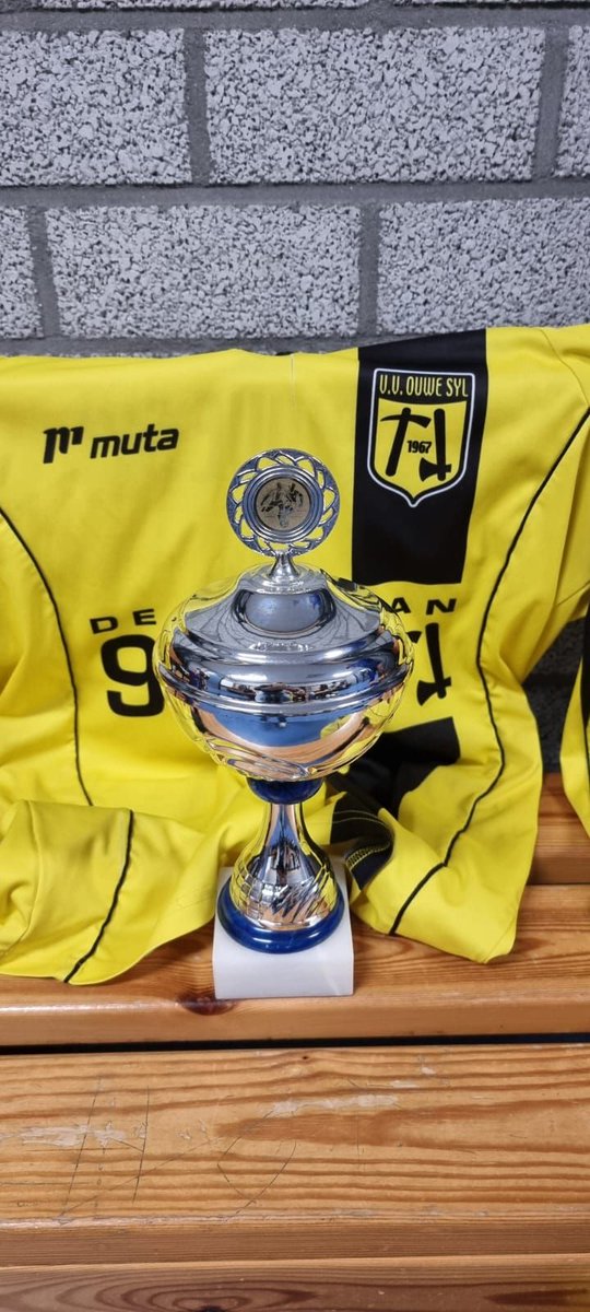 Daar is ie🏆. 2-1 winst op Minnertsga. Winst zaaltoernooi JO17 in St.Anne.💪