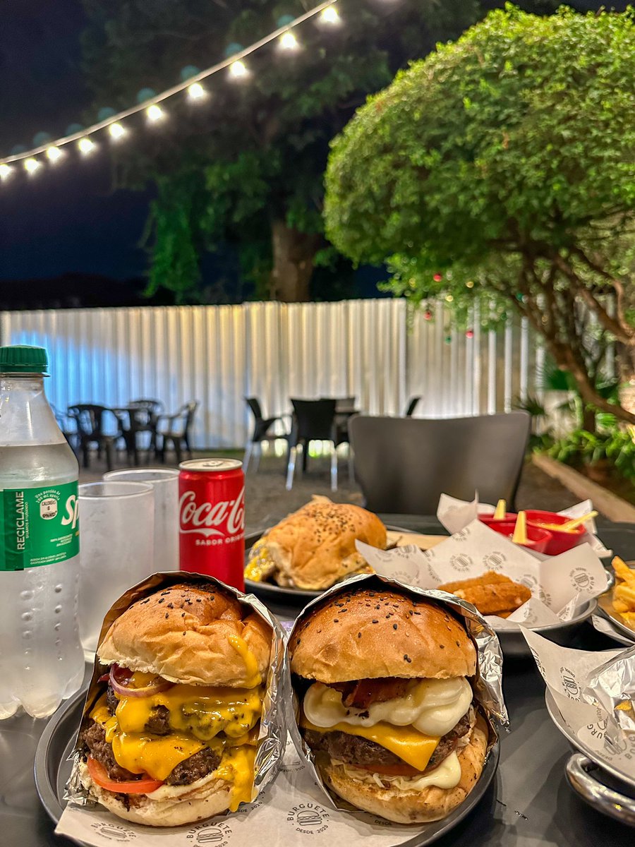 hernanvam's tweet photo. Info lomito 🔥

Cierro el año con algo que hace rato quería compartir. EL MEJOR sándwich de lomito que probé, de esos que te ensuciás todo comiendo, pero gozás en cada mordisco. Hamburguesas desde 15 mil, vereda, patio y chops a 7 mil más fríos que ya sabemos quién. Detalles ⬇️ https://t.co/1RUCeHUuRX