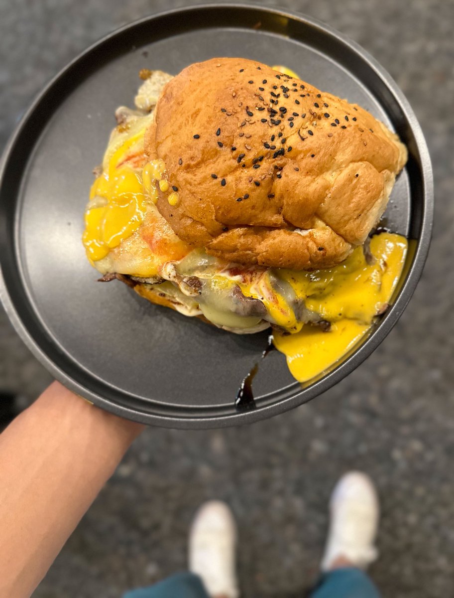 hernanvam's tweet photo. Info lomito 🔥

Cierro el año con algo que hace rato quería compartir. EL MEJOR sándwich de lomito que probé, de esos que te ensuciás todo comiendo, pero gozás en cada mordisco. Hamburguesas desde 15 mil, vereda, patio y chops a 7 mil más fríos que ya sabemos quién. Detalles ⬇️ https://t.co/1RUCeHUuRX