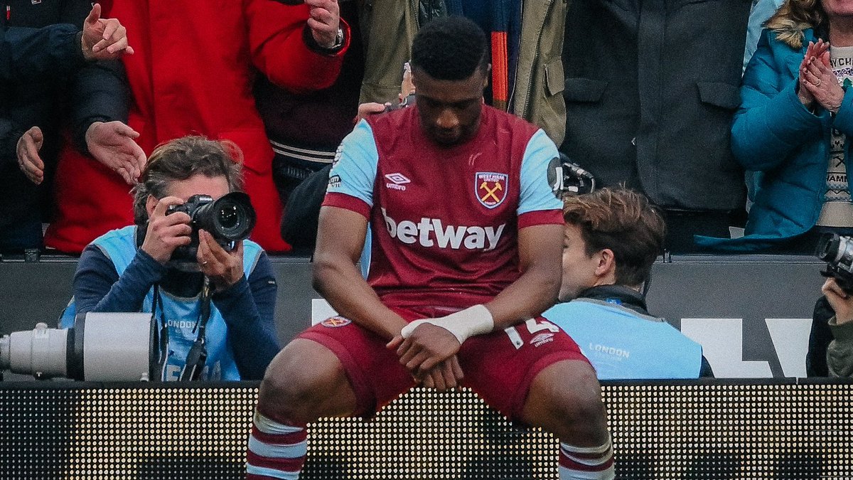 TheDevilsDNA's tweet photo. Even for the whole "buy Ajax players" strategy, we went &amp; spent £85m on the wrong one &amp; let the better one go for £37m to West Ham. https://t.co/bzHeRzkuvU