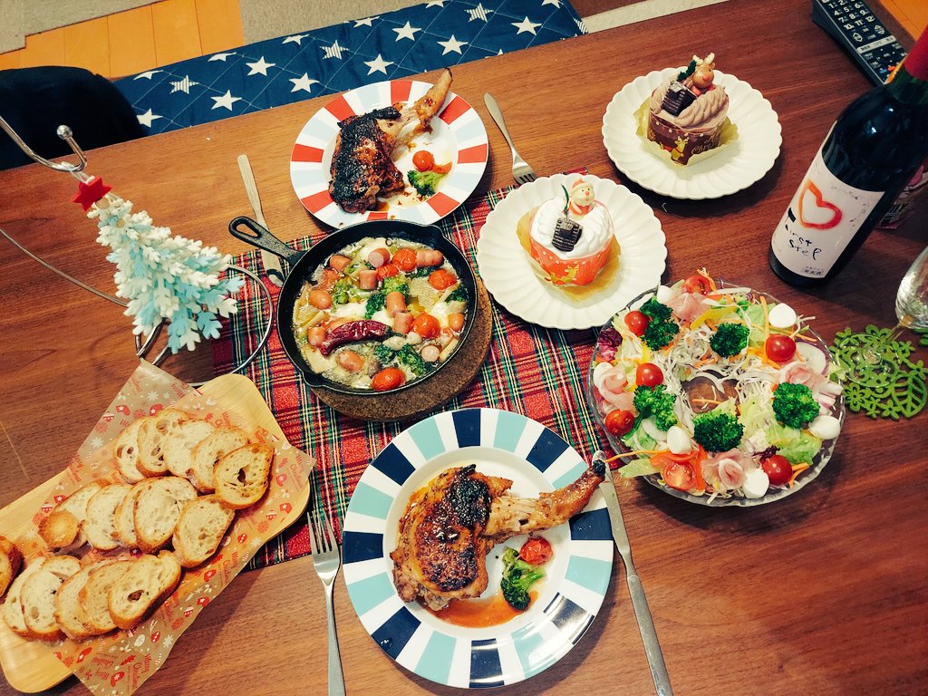 hirohiro053's tweet image. ちょい早クリスマス
ハニーマスタードチキン(ちょっと焦げた)と牡蠣のアヒージョ
山形土産のワイン美味しかった✨さらにシャンメリーで割って飲む酒弱な私