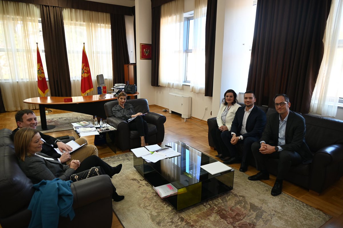 Ministarka prosvjete, nauke i inovacija, prof. dr Anđela Jakišić-Stojanović sa saradnicima i direktoricom JPU “Ljubica Popović”, Vesnom Nikolić, razgovarala je sa predstavnicima CKB povodom donacije od 15 hiljada eura za sanaciju dvoršita vrtića „Ljubica Popović“.