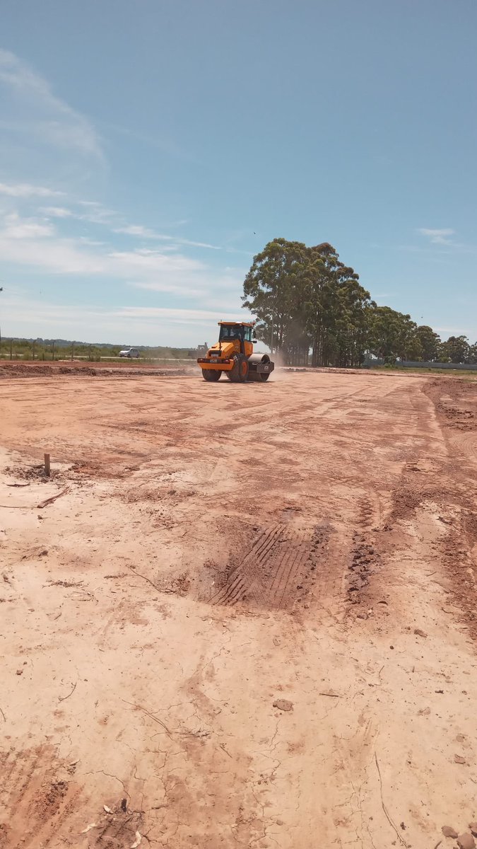 De acuerdo al cronograma establecido con el Ministerio de Vivienda, avanzamos en la preparación del firme para las plateas de las viviendas del Plan Avanzar en Ciudad del Plata.