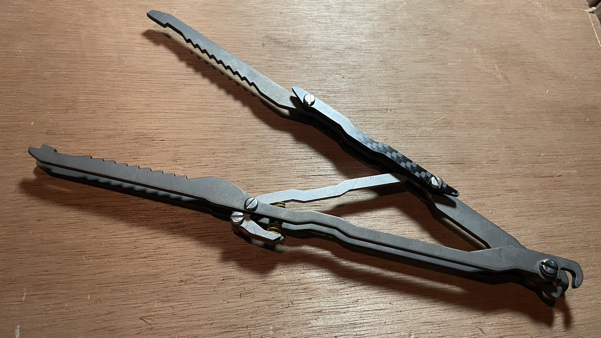 tachigoke_r6's tweet photo. クリスマスプレゼント企画です！
1名様にレイピアショート、チタン&amp;カーボンモデルのプレゼント企画を行います🎁
部品は全て試作品なので、ご理解をお願い致します。

応募は@tachigoke_r6 をフォロー、この投稿のRTで完了です。

期限は明日12/24です。発表は25日の朝に行うので宜しくお願いします！ https://t.co/TF7shTbKOh