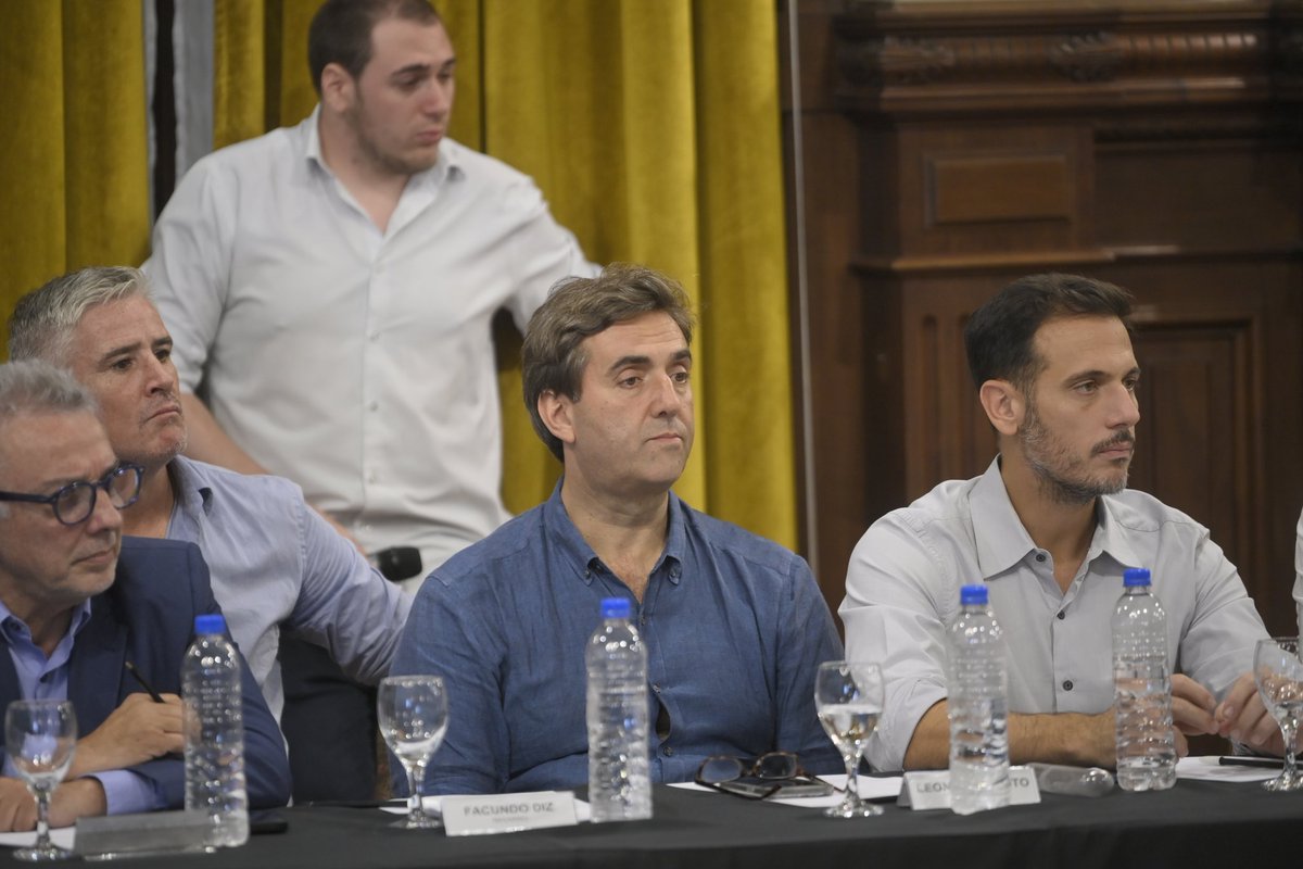 LeoBoto's tweet photo. Junto a @Kicillofok, @SergioMassa, @wadodecorrido, Máximo Kirchner, intendentes y referentes de la provincia nos reunimos para analizar la situación frente al DNU inconstitucional de Javier Milei. https://t.co/fsqh8W3JKo