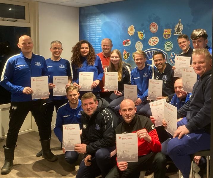 Deze week is een groep jeugdtrainers bij VV Buitenpost in het zonnetje gezet. Twaalf trainers van Buitenpost zelf en één van een buurtvereniging zijn geslaagd voor de KNVB-opleiding VC1 Pupillen. 👏
Lees meer ➡️ vvbuitenpost.nl/twaalf-geslaag…
