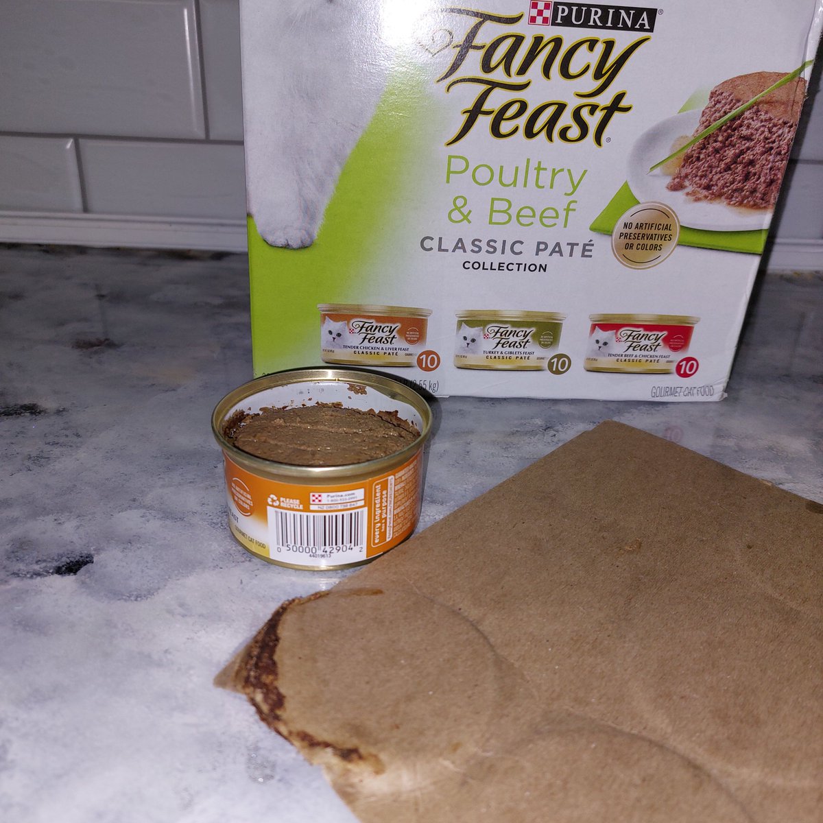 lynner55's tweet photo. @FancyFeast This can was already opened in the box I just bought. 🥺 https://t.co/U6XyVr1ECs