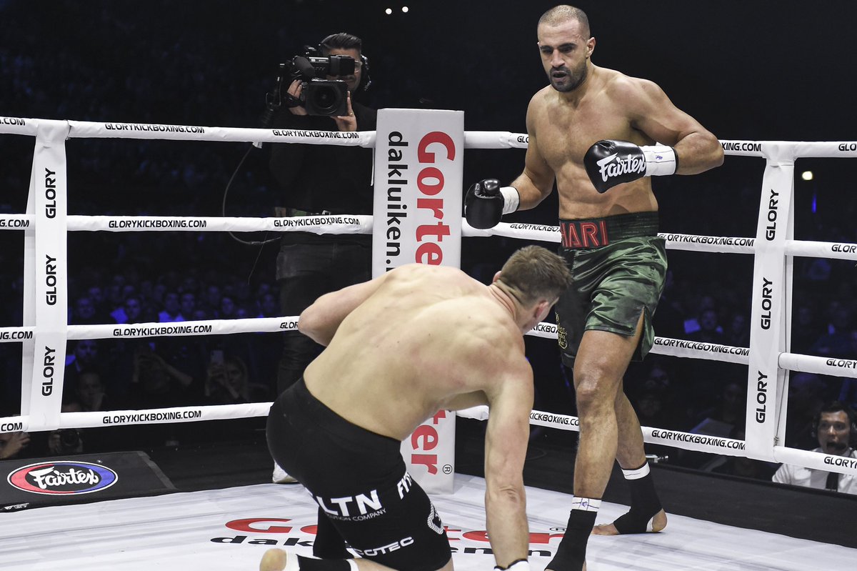 SportsZone__'s tweet photo. 📸 Que ce fut difficile pour Badr Hari.
Envoyer Rico Verhoeven au sol 2 fois, être si proche de la victoire après une énième peine de prison pour se blesser dans la foulée.
La légende ne s’en est jamais vraiment remis.
Rico a été très classe à la fin. 👏🏼
#COLLISION2 🥊 https://t.co/hI44M2Qj8Q