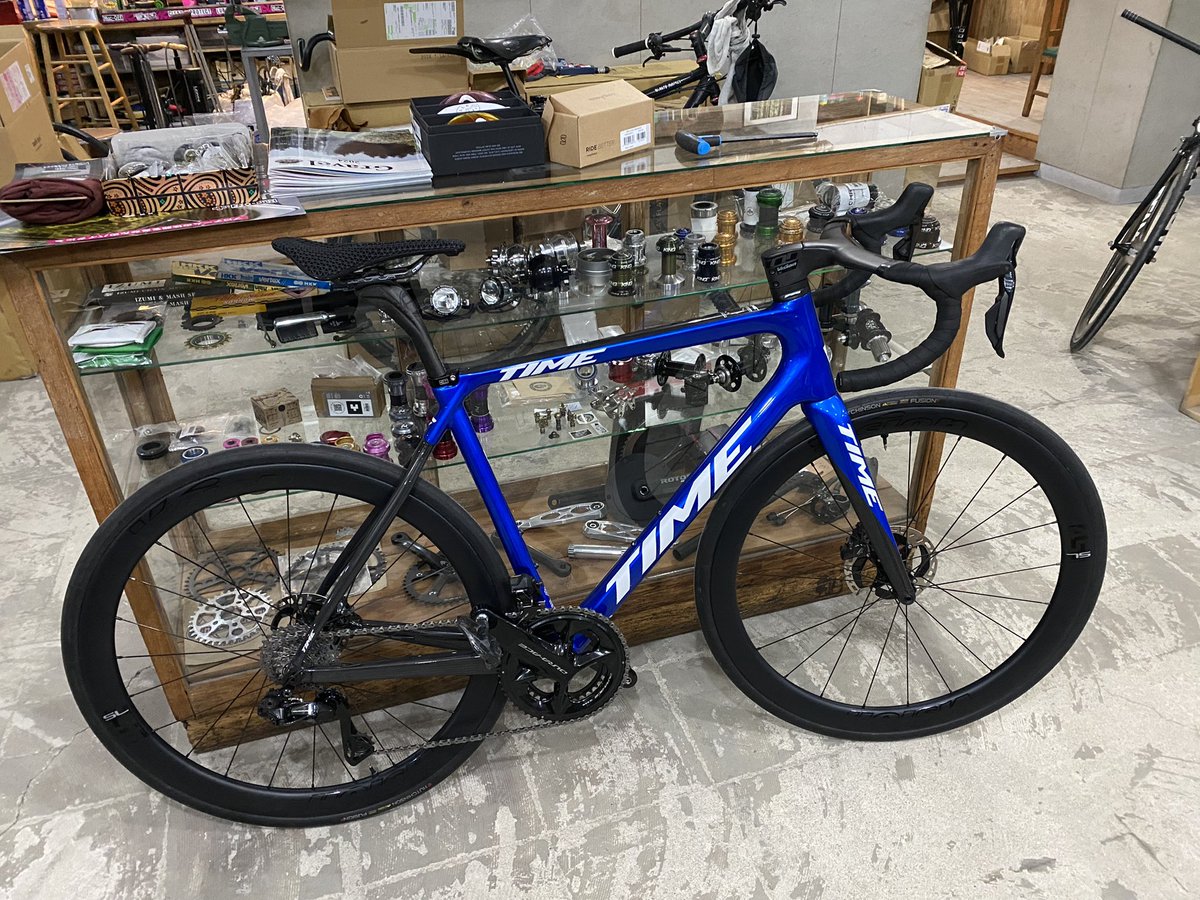 kozyflat's tweet photo. 年の瀬、自転車ショップ巡り🚲
最強ロードバイク試乗して、☕️飲んで、貴重な物を手に入れる事が出来ました🙏
#エレファントサイクル #grumpy_bike #tadequi #mountcoffeestand https://t.co/kgG0qD54c8