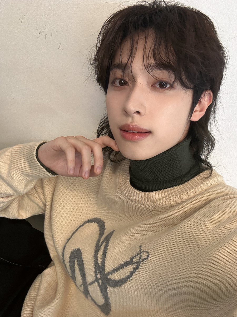 XH_official's tweet photo. 머리를 길러볼까요…?! 자유로운 의견 부탁드립니다…

#XdinaryHeroes #Gaon #가온 https://t.co/0Igs2fLjii