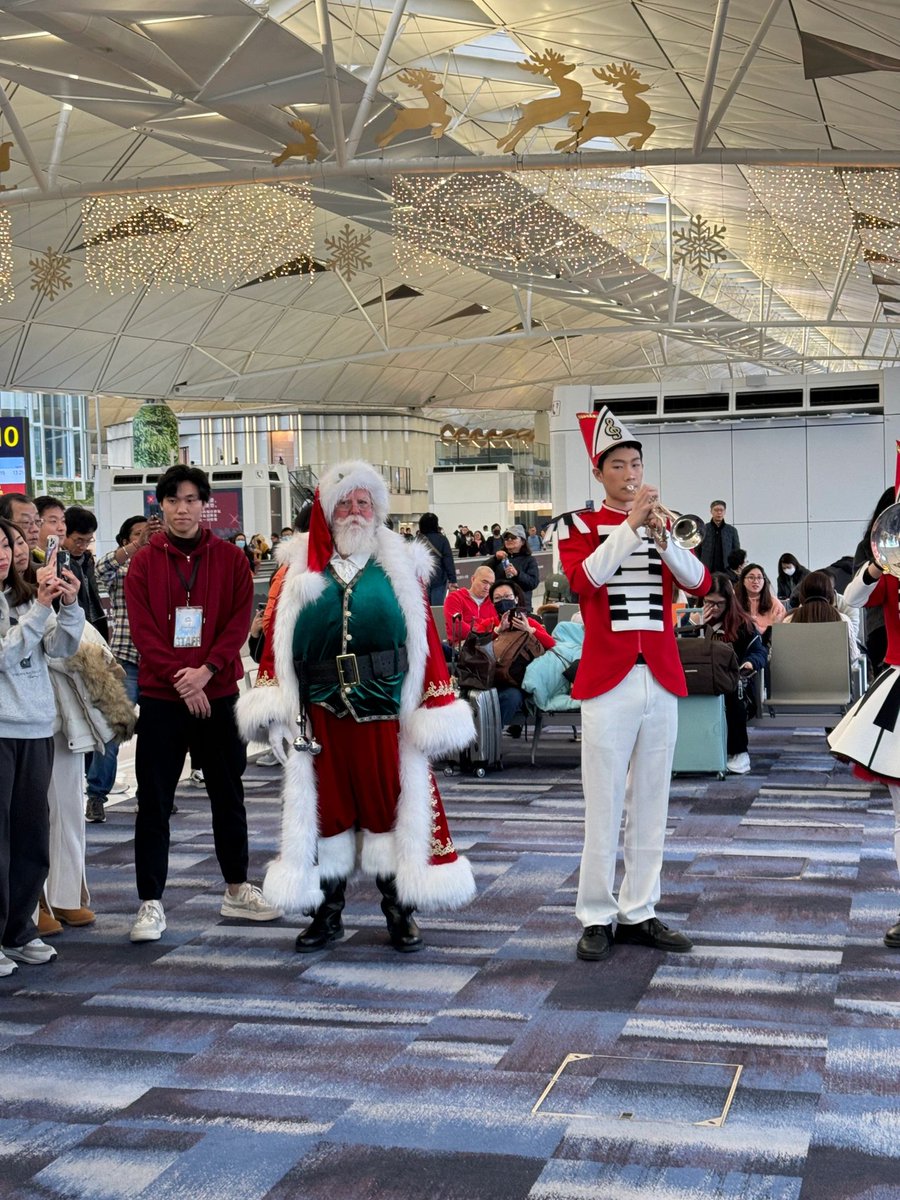 Back in Hong Kong and feeling the Christmas spirit #HongKong #Airport #Christmas
