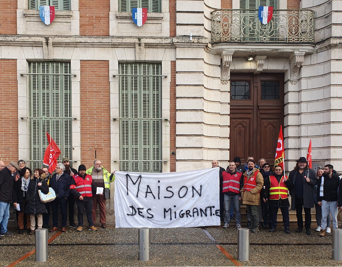 Nous étions devant la préfecture de #Montauban ce matin à l'appel de plusieurs organisations associatives, syndicales et politiques dont le PCF82 pour dénoncer la loi 'immigration' #LoiImmigration