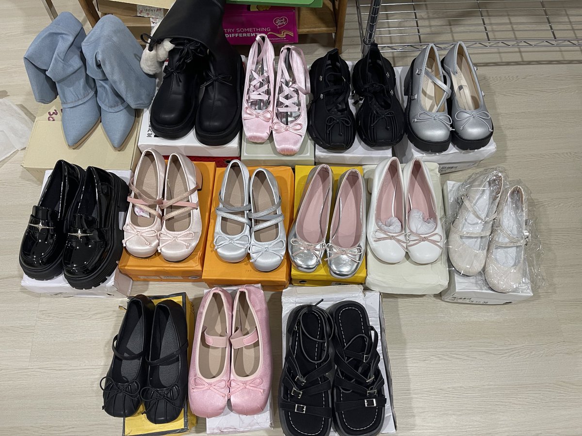 bbublequm's tweet photo. ทุกคน!!! โล๊ะของมาเเล้วค้าบ คืนกำไรให้ลูกค้า ส่งท้ายปี 🫶🏻🙇🏻‍♀️ 

บอกเลยว่า ของเยอะมาก ของใหม่ทุกตัว เสื้อผ้า กระเป๋า รองเท้า ฉ่ำ แบรนด์เยอะด้วย มีตำหนิบ้างนิดหน่อยค่า

คราวนี้เราจะลง ราคาเเละไซส์ใต้โพสนี้ให้ดูก่อนภายใน 19.00 ของพรุ่งนี้นะคะ 

*แต่เริ่มเอฟพร้อมกันพร���่งนี้(อาทิตย์24/12) เวลา 19.30 ค้าบ เราลงโพสใหม่น้า
เอฟใต้เมนชั่นของโพสนั้นๆเหมือนเดิม ลูกค้าที่ได้เราจะกดเฟปเเล้วทักไปเองค่า 

*รบกวนไม่ทักมาเอฟก่อนนะค่า *