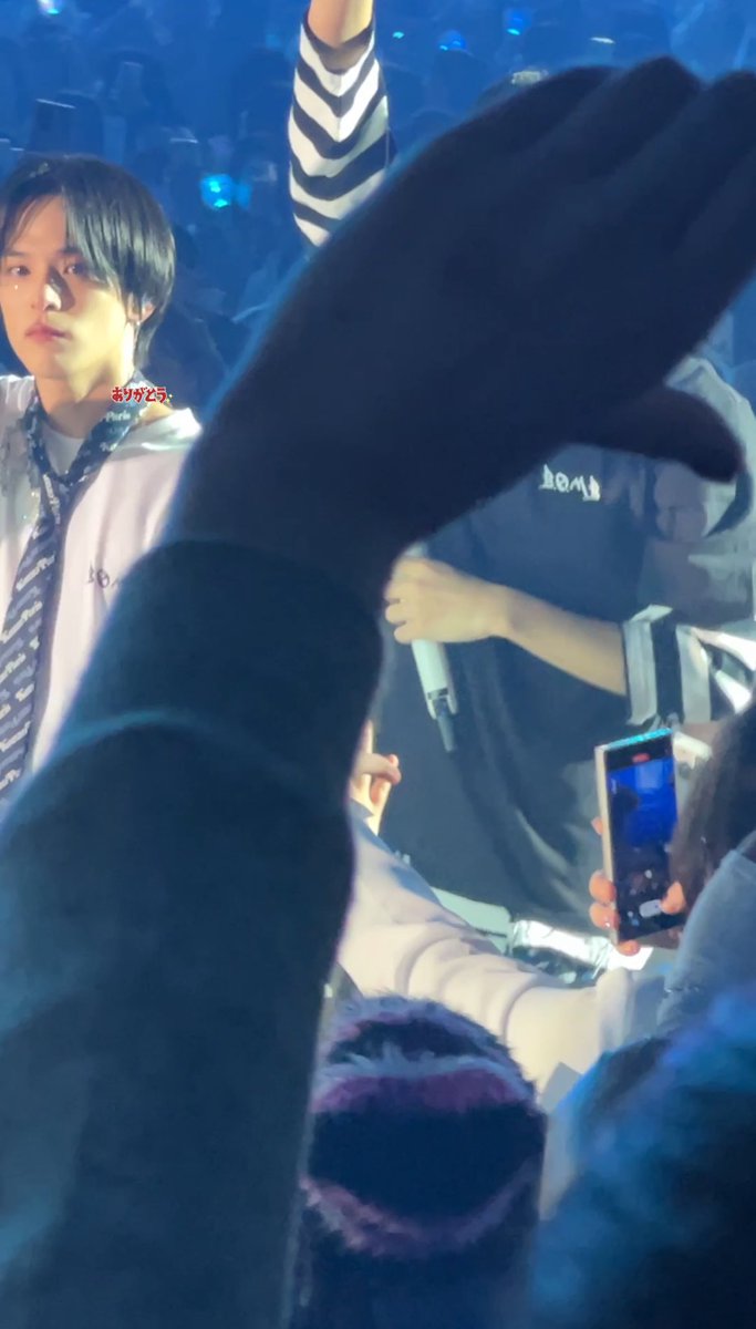a__sahi__'s tweet photo. そしてあさひさん...本当にファンをよく見てますね...ㅠㅠ見つけて欲しいって公演の度に思うけど、本当に見つけてもらえると思ってない自分がいたから、現実の事になって息が止まりました... 一瞬だったけど、一生のトキメキを貰ったよ...treasureになってくれて本当にありがとう(TㅅT) https://t.co/bN0mZNLGwg
