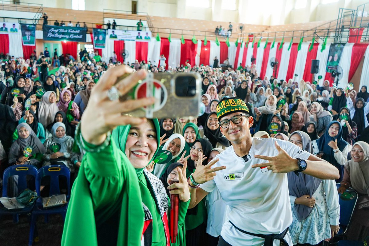 Dari Bumi Serambi Mekkah kita kembali ke Kabah🕋🇮🇩

Hari ini, saya hadir dalam bincang bareng millenial bersama Ibu Illiza Saaduddin Djamal di Stadion Harapan Bangsa, Banda Aceh. Alhamdulillah kegiatan ini dihadiri oleh ribuan anak-anak muda Aceh yang sangat antusias dan