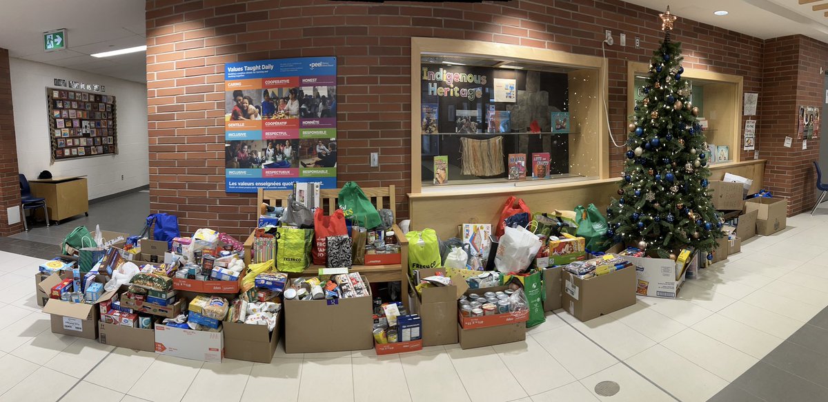 BroderickJenn's tweet photo. @TribuneDrive winter food drive was a huge success! So proud of our students for thinking of others and supporting our community! #trailblazerscare Special shout out to @MrsCroft06 @a_palmeiro and 2B for bringing in the most donations and winning our challenge! https://t.co/NL68262sUF