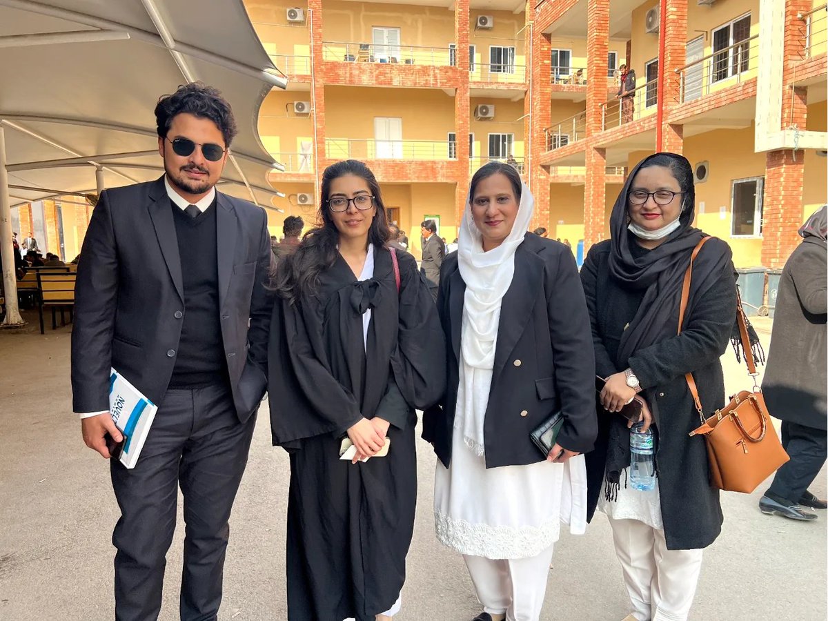 SMarwat01's tweet photo. @ImaanZHazir it was nice meeting you more power to you.

#lawyersday
#morepowertoblackcoat

A strong daughter of a strong lady . https://t.co/RohV4qOpD2