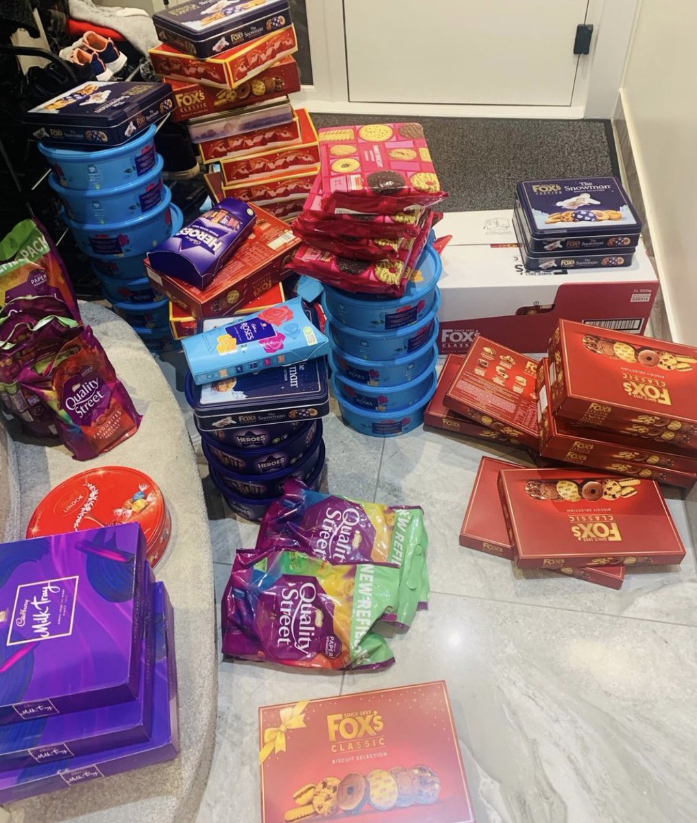 Throughout this week, Enfield Division Leadership Team visited our wards, to say 'Thank You' to the hardworking staff who consistently go the extra mile. @BEHMHTNHS <a href="/Jocarroll1/">Jo Carroll</a> <a href="/nataliefox123/">Natalie Fox</a> #wecare #christmas2023  #EnfieldDivision