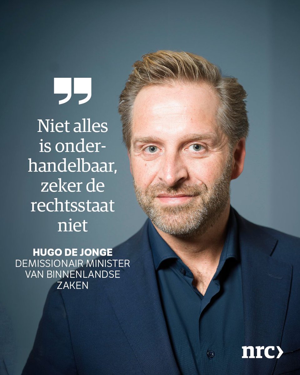 nrc's tweet image. „Wees waakzaam”, zegt de demissionair minister van Binnenlandse Zaken Hugo de Jonge tegen de partijen die samen onderhandelen in de formatie. Hij maakt zich zorgen om de rechtsstaat. nrc.nl/nieuws/2023/12…