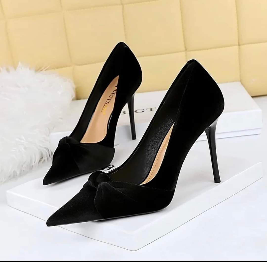 Hey ladies, When in doubt, put on your favorite heels and conquer the world🥳 Grab a pair or more at MK38,000 only. Sizes range from 38 to 41 WhatsApp 0884426757 #Happyfeet #HappyLife