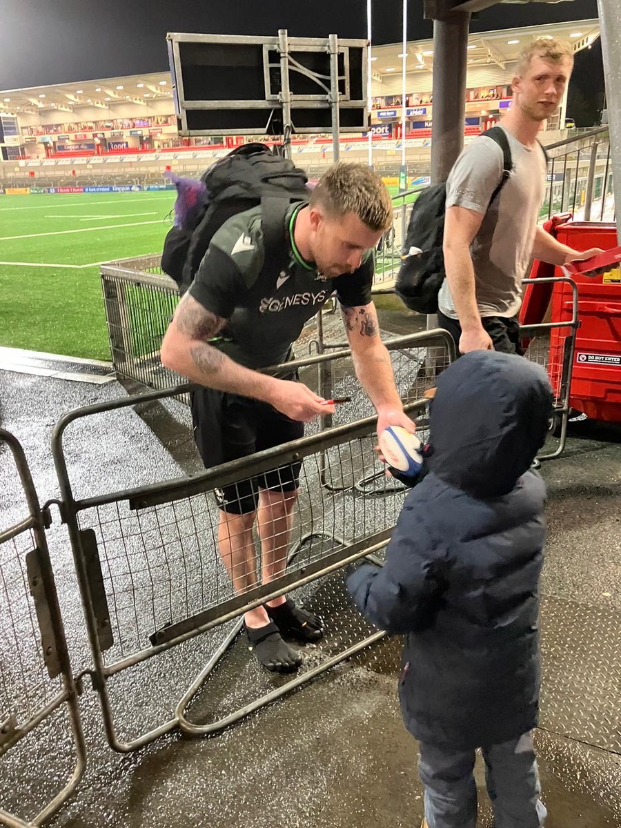 kiddoptom's tweet photo. @ConnaughtRugby take a bow! You might have just missed out on a win last night but  my 6 year old had the best night of his life meeting his heros who all stopped to chat to him and sign his ball! Thank you for making all his dreams come true! Happy Christmas! https://t.co/X6x7vfgOgL