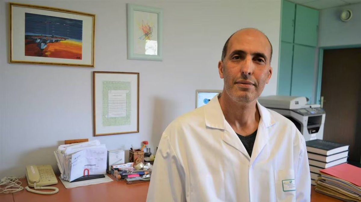 f_philippot's tweet image. La première est pharmacienne. Elle est sous enquête judiciaire car elle aurait reçu des tas de cadeaux luxueux, illégalement, de la part d’un grand labo aujourd’hui condamné.
Elle est ministre de la Santé.

Le second est pharmacien. Il a fait son boulot de pharmacovigilance en…