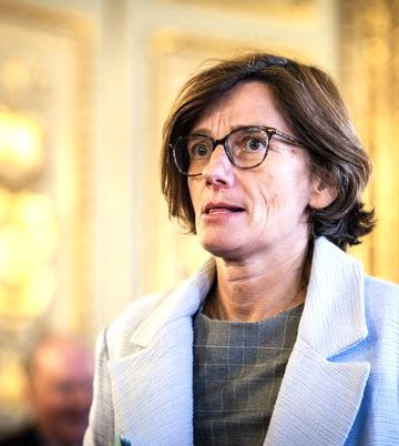 f_philippot's tweet image. La première est pharmacienne. Elle est sous enquête judiciaire car elle aurait reçu des tas de cadeaux luxueux, illégalement, de la part d’un grand labo aujourd’hui condamné.
Elle est ministre de la Santé.

Le second est pharmacien. Il a fait son boulot de pharmacovigilance en…