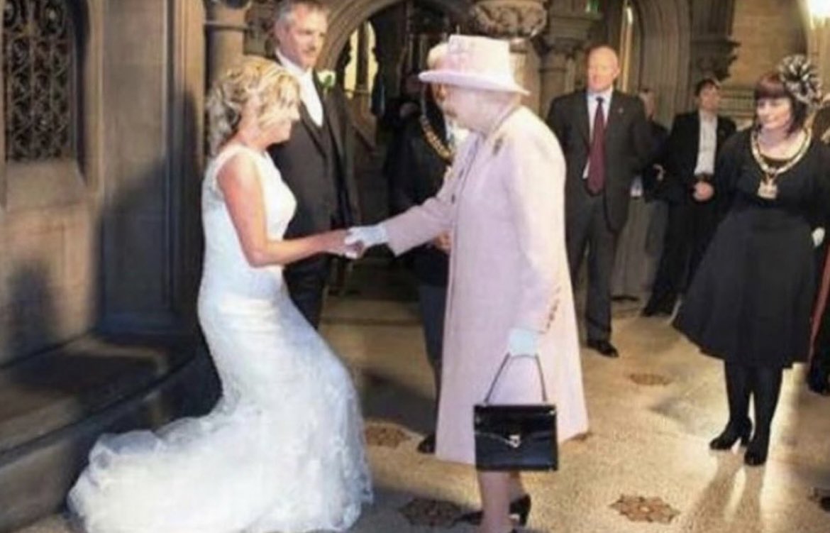 historyinmemes's tweet image. In 2012, a British couple, John and Frances Canning, sent a lighthearted invitation to Queen Elizabeth II for their wedding, which was taking place at the Manchester Town Hall on the same day the Queen was visiting the city. To their surprise, the Queen accepted the invitation…