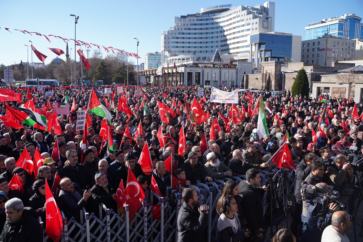 kayseriaskon's tweet photo. Filistin'deki katliama dur demek ve şehitlerimizi anmak üzere Kayseri Cumhuriyet Meydanı'nda bir araya geldik.
Tüm şehitlerimize Allah'tan rahmet dileriz.
#sehidimizvar https://t.co/DH9VhufINB