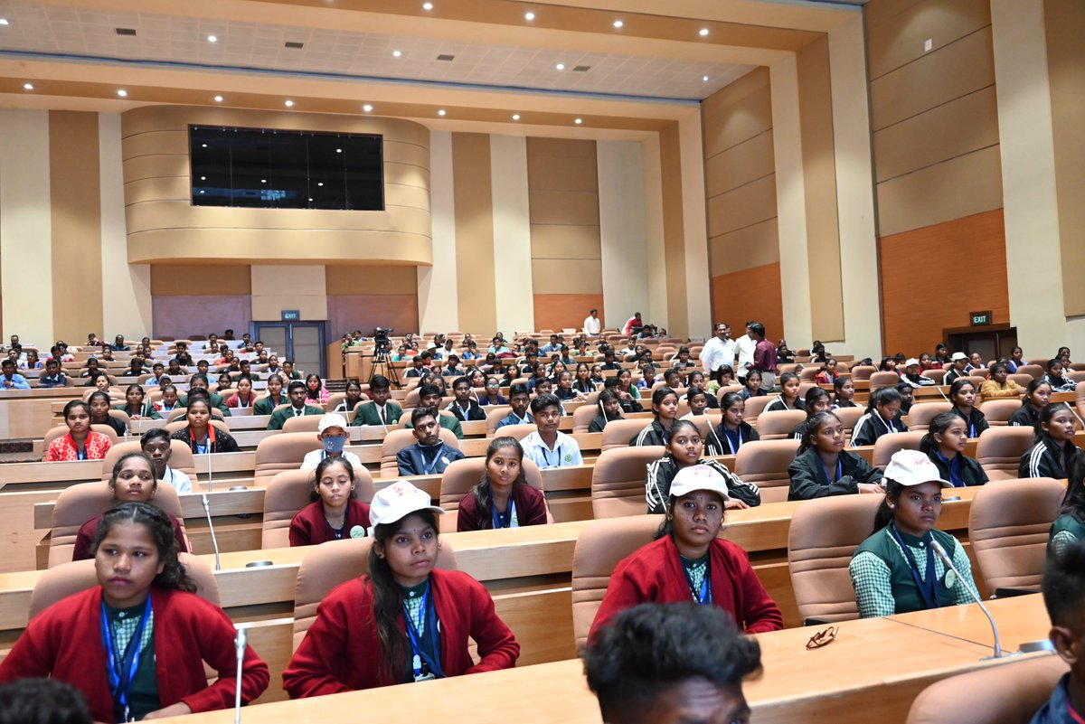 scstdevdept's tweet image. Honourable Chief Minister Shri Naveen Patnaik has graced the felicitation ceremony of Zonal #Sargiful-2023 winners at Lokaseva Bhawan! Organised by ST/SC Development Department, the event will honour #tribal students who shone in Sargiful-2023 in #Sundargarh &amp;amp; #Gajapati.

1/2