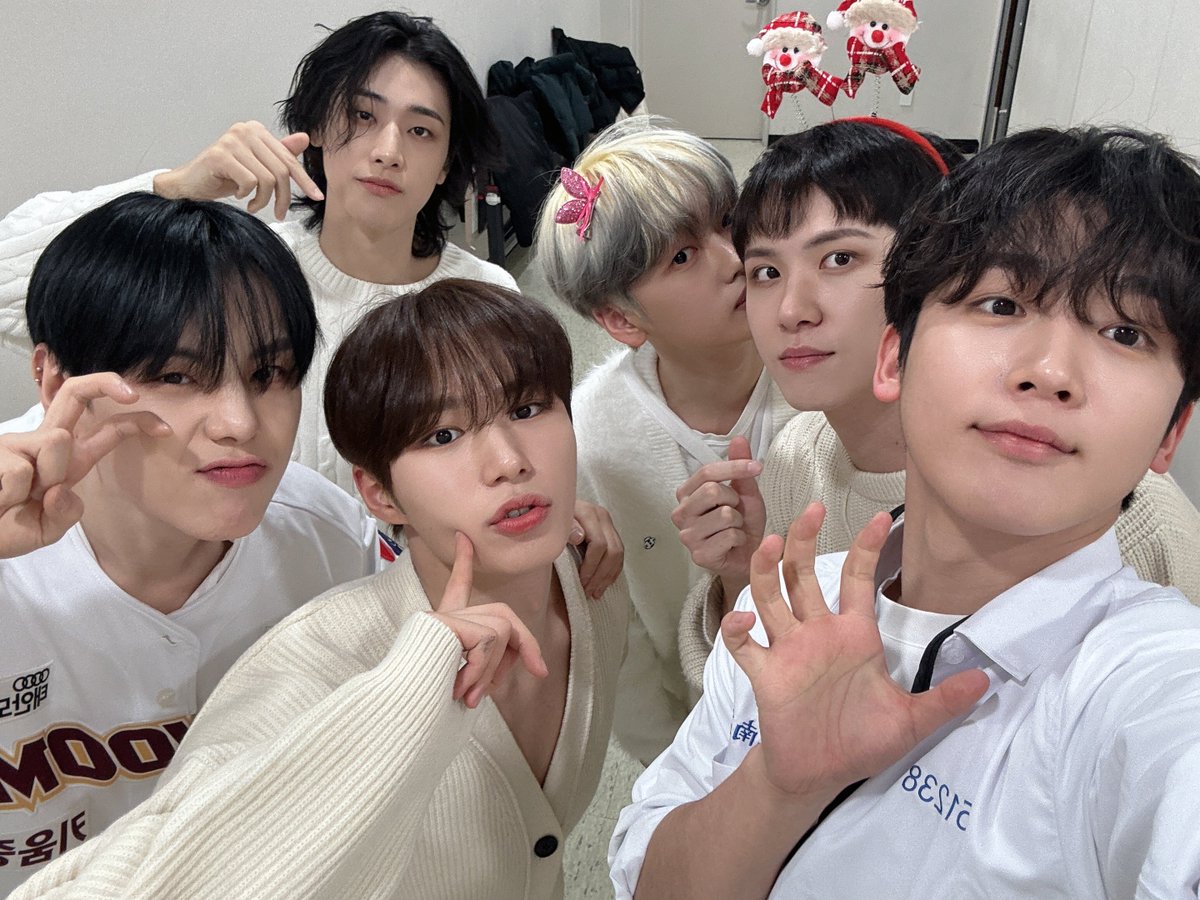 WEi__Official's tweet photo. 추운 크리스마스에 따뜻한 난로처럼 다가온 솜사탕같은 새하얀 위아이🤍
재잘재잘 라이브까지 크리스마스를 행복하게 보낼 에너지를 선물해준 위아이와 크리스마스도 행복하고 따스하게 보내세요❤️💚

#위아이 #WEi https://t.co/nH0Dx8lzmf