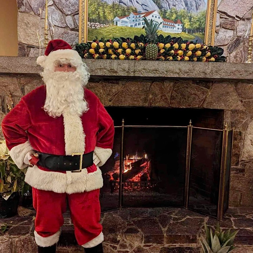 Santa sure loves the White Mountain Hotel! He's making the rounds ensuring that everything is just perfect for the holidays.

#Christmas2023 #Santa