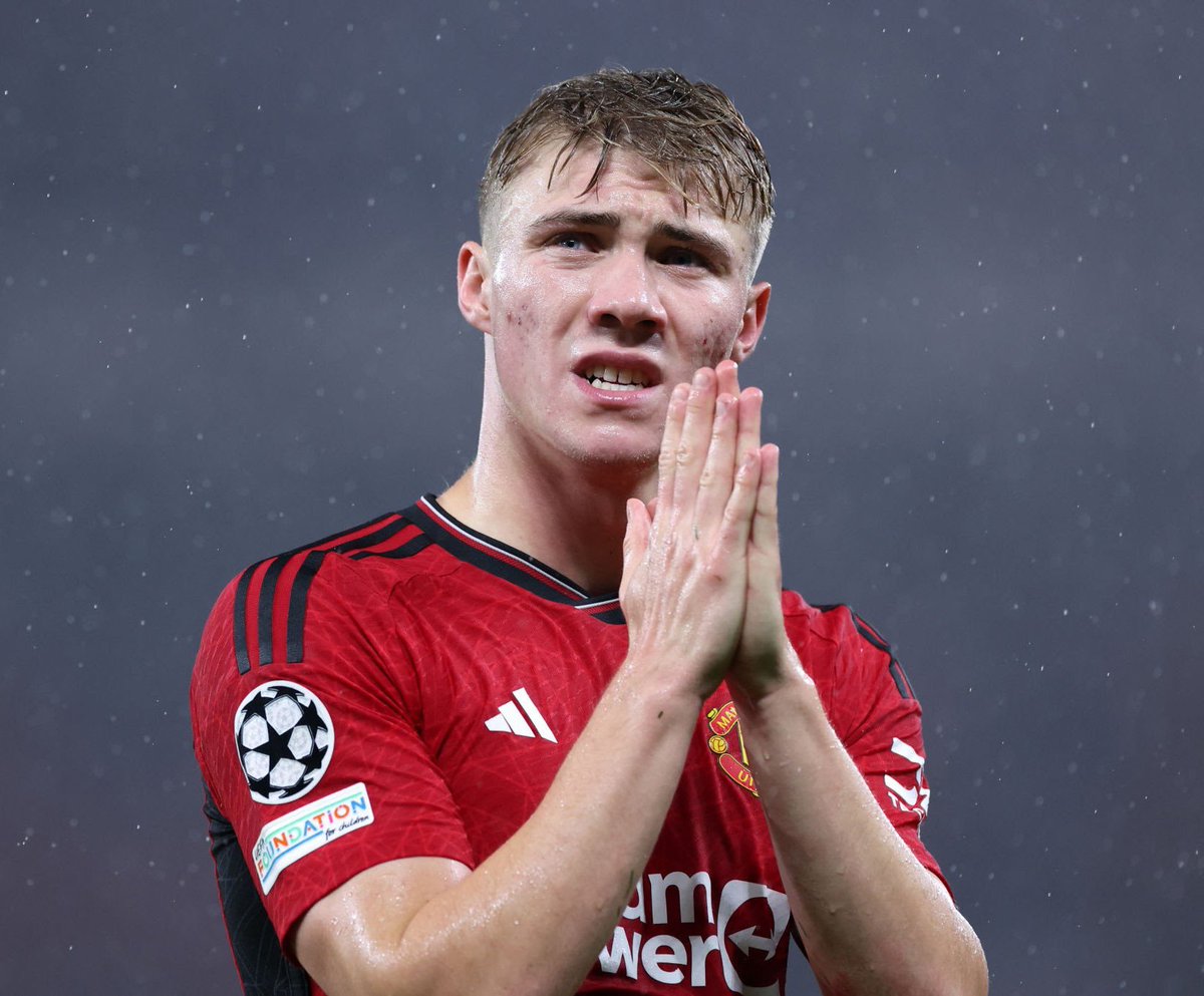 Antony and Alejandro Garnacho played a combined 1 pass to Rasmus Hojlund today.

No service. 🤷