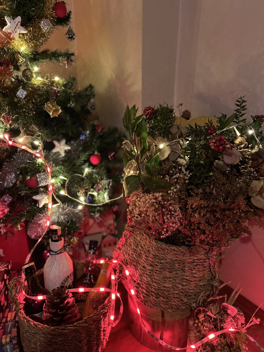 kokinalar da alındı,sevgilim yılbaşı hediyesi olarak nail art da hediye etti. 2024 ağzını burnunu kırmaya geliyorum senin full motive.
HAHAHAHAHAHHAHA