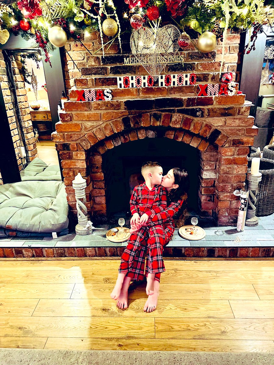 Creating Magical Memories with the grandchildren ❤️ This year we had a little help from ‘Tinker’ the Elf who made a surprise house call to check they were on the good list! 🌲🤶🏻🎅🏻#grandkids #family <a href="/RobjonesLFC2/">Rob Jones</a>