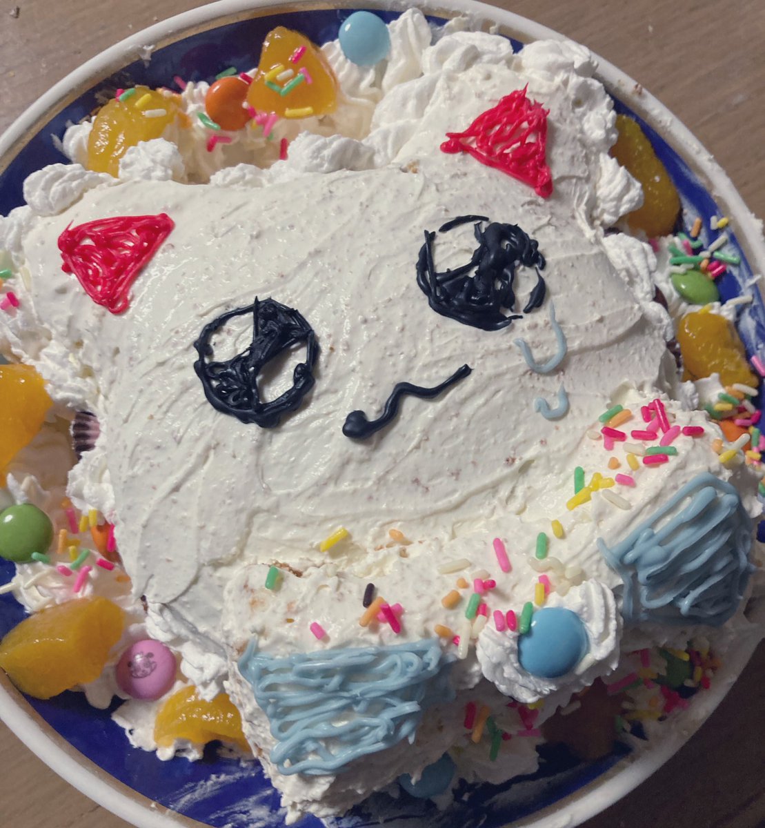 KjvH0's tweet photo. クリスマスだから猫ケーキ作ぅた🐈😼材料適当に買ったらめちゃカラフルになった🌈(=^x^=)🎄 https://t.co/fhZtIArbNF
