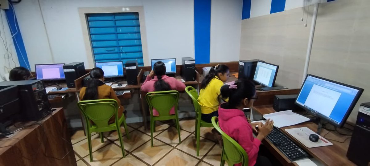 SiliguriPolice's tweet image. Sharing the glimpses of e Siksha classes of Bhaktinagar PS and Matigara PS. An initiative of Siliguri PC towards digital literacy.
#eshiksha
#computerliteracy
#Siliguripolicecommissionerate
#Siligurimetropolitanpolice
#westbengalpolice