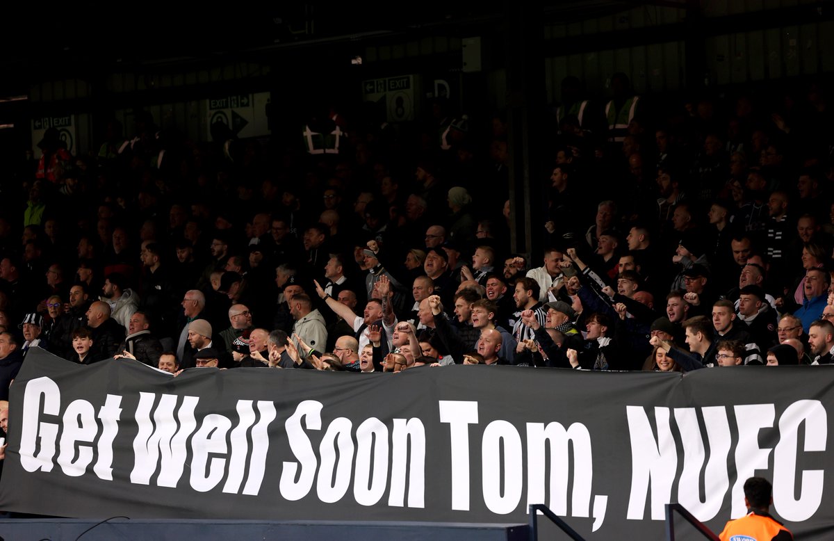 A round of applause for Tom Lockyer in the fourth minute from all inside Kenilworth Road. The thoughts of everyone at Newcastle United are with Tom, his family and friends. 🖤🤍