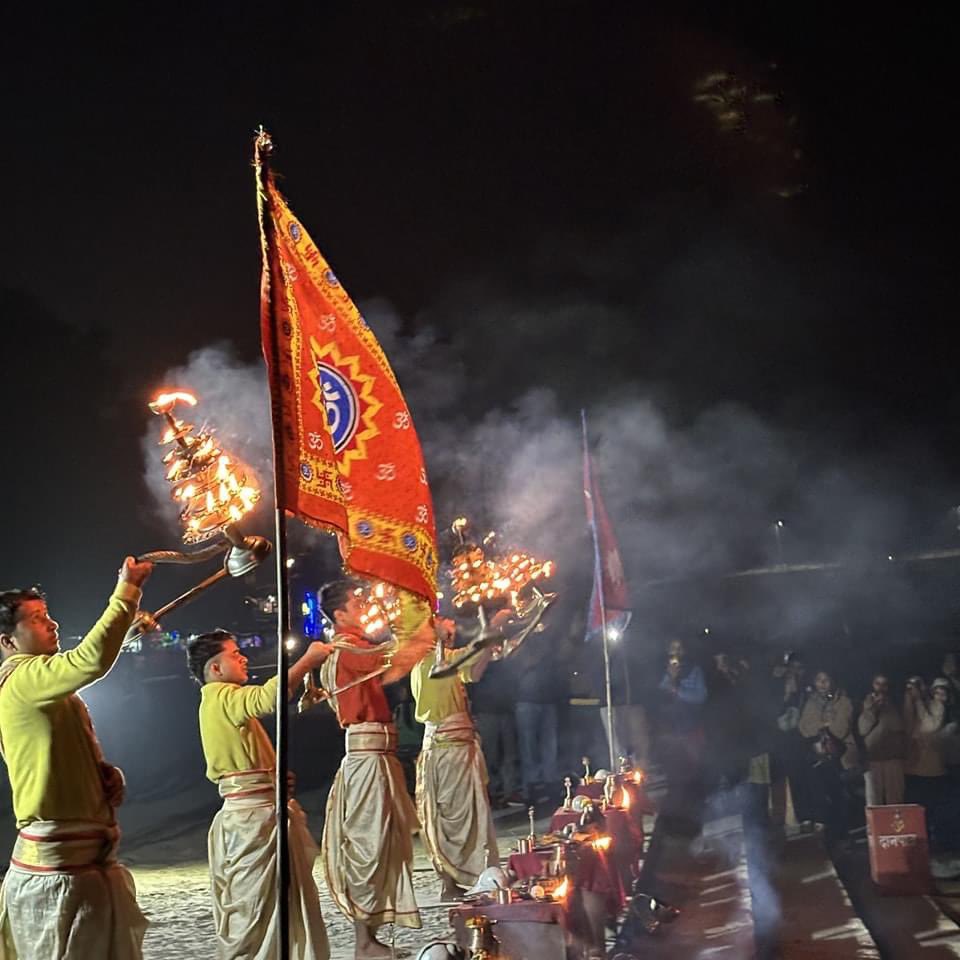 RONBupdates's tweet photo. सबै दु:खबाट एकछिन भए नि मन शान्त हुन्छ: Sandhya Aarati at Narayani River ❤️

 Pic. Anamol Basnet https://t.co/Z8bhs3b6sK