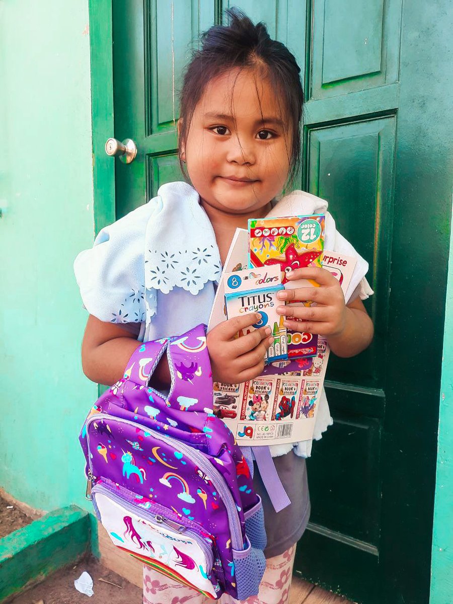 forourfarmers's tweet photo. Before and after opening her gift! Meet Micha - undeniably the cutest kid we met today! Sheโs so happy with what she got and even tried on the dress!! Too cute ๐ฅนโค๏ธ
Thank you to all generous souls who supported #ProjectHiling & for making kids like Micha happy this Christmas ๐ https://t.co/DFCyqvLcBv