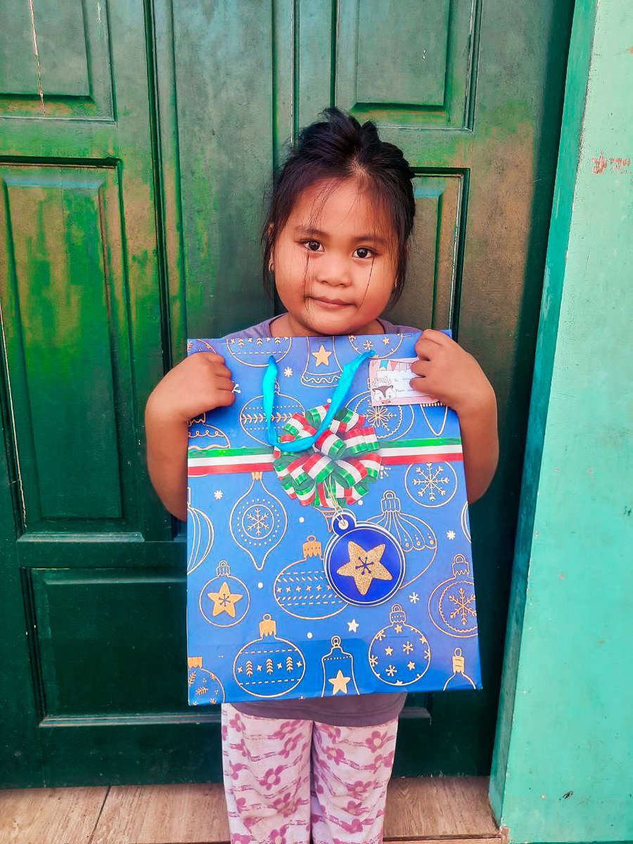 forourfarmers's tweet photo. Before and after opening her gift! Meet Micha - undeniably the cutest kid we met today! Sheโs so happy with what she got and even tried on the dress!! Too cute ๐ฅนโค๏ธ
Thank you to all generous souls who supported #ProjectHiling & for making kids like Micha happy this Christmas ๐ https://t.co/DFCyqvLcBv