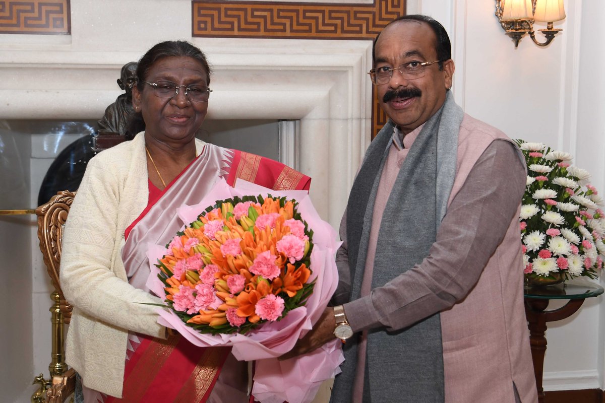 rashtrapatibhvn's tweet photo. Chief Minister of Chhattisgarh Shri Vishnu Deo Sai along with Deputy Chief Ministers Shri Arun Sao and Shri Vijay Sharma called on President Droupadi Murmu at Rashtrapati Bhavan https://t.co/tEhyd7locZ