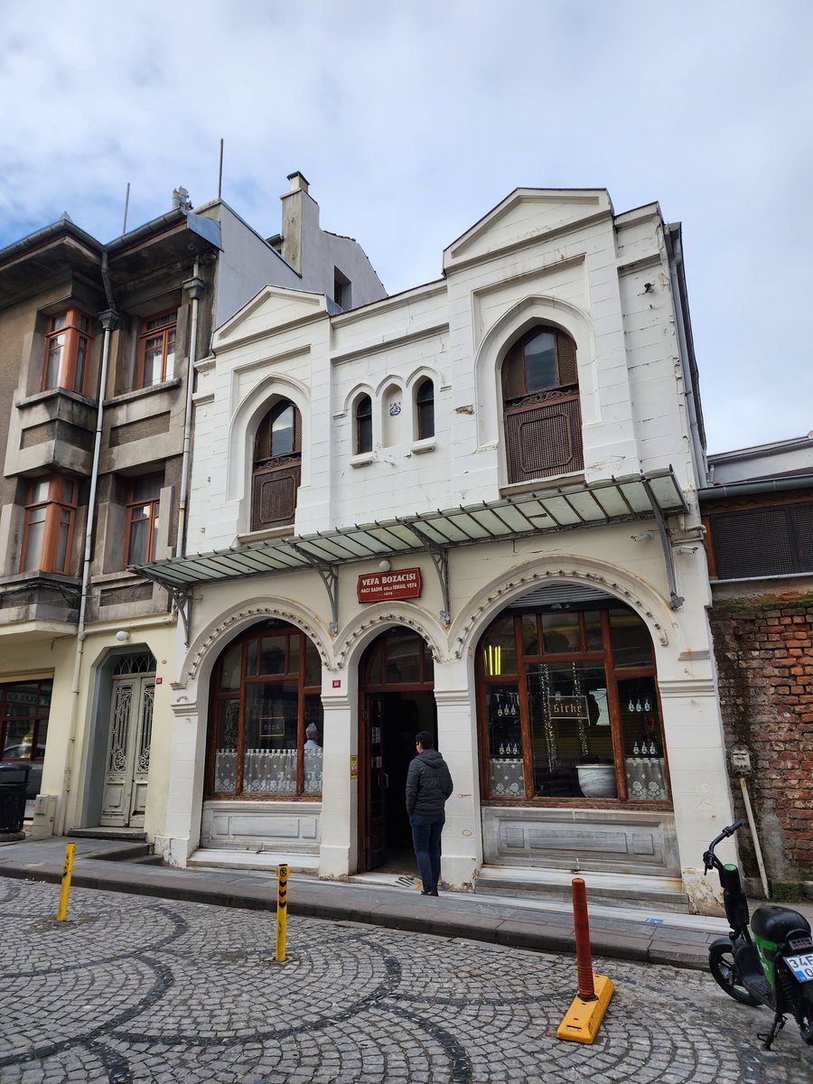 Vefa'dayız.
Sabah bir börekçide kahvaltı yaptık. Sahibi yabancı uyruklu idi. Biraz ötede kahve içelim dedik, garsonlar dahil herkes yabancı uyruklu idi. Şimdi Boza içmeye gireceğiz içimizde bir acaba...