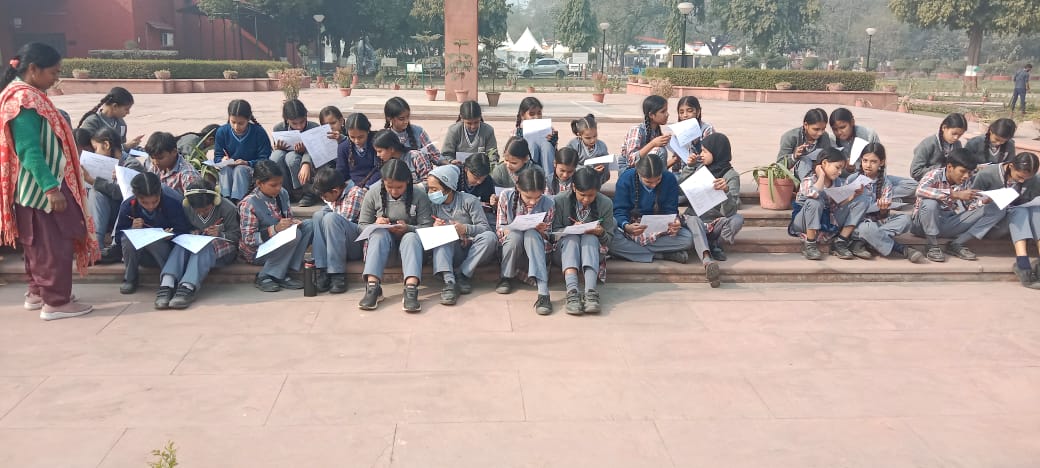 GandhiSmriti_'s tweet image. गांधी दर्शन के माननीय उपाध्यक्ष श्री विजय गोयल जी के निर्देशानुसार गांधी दर्शन में आयोजित #गांधी_प्रश्नोत्तरी में आज विभिन्न विद्यालयों के विद्यार्थियों ने उत्साहपूर्वक भाग लिया। विजेताओं को पुरस्कार स्वरूप &apos;अंतिमजन&apos; पत्रिका दी गई.