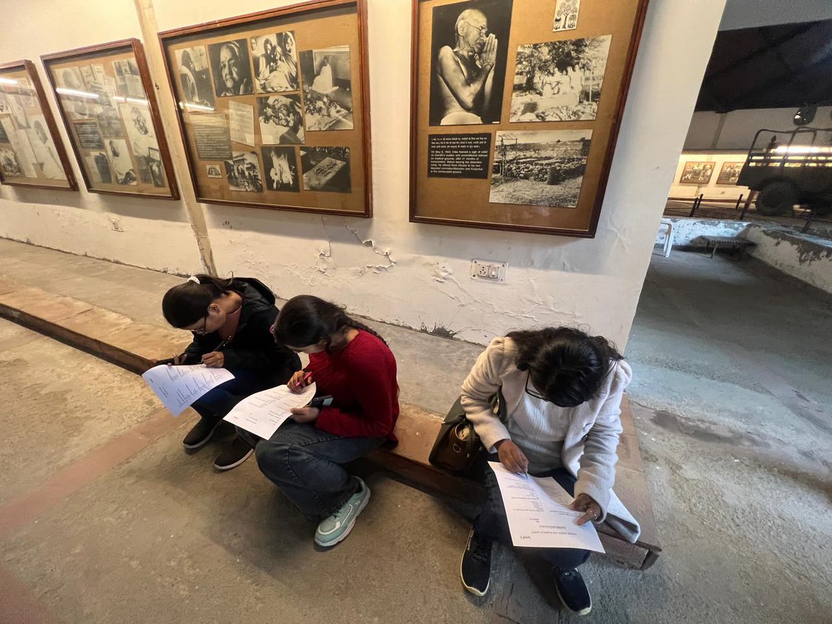 GandhiSmriti_'s tweet image. गांधी दर्शन के माननीय उपाध्यक्ष श्री विजय गोयल जी के निर्देशानुसार गांधी दर्शन में आयोजित #गांधी_प्रश्नोत्तरी में आज विभिन्न विद्यालयों के विद्यार्थियों ने उत्साहपूर्वक भाग लिया। विजेताओं को पुरस्कार स्वरूप &apos;अंतिमजन&apos; पत्रिका दी गई.