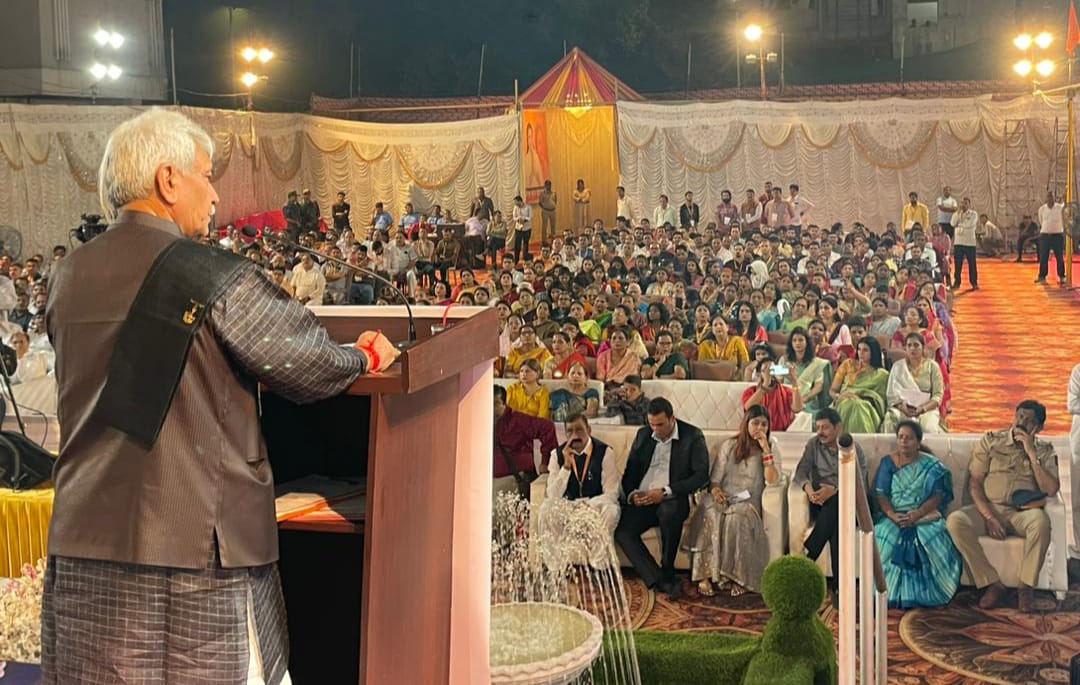 State_Times's tweet photo. J&amp;K LG Manoj Sinha pays tribute to Swami Shraddhanand, addresses Smruti Diwas function organises by Arya Samaj, Matunga, Mumbai https://t.co/fE8n91PxS0